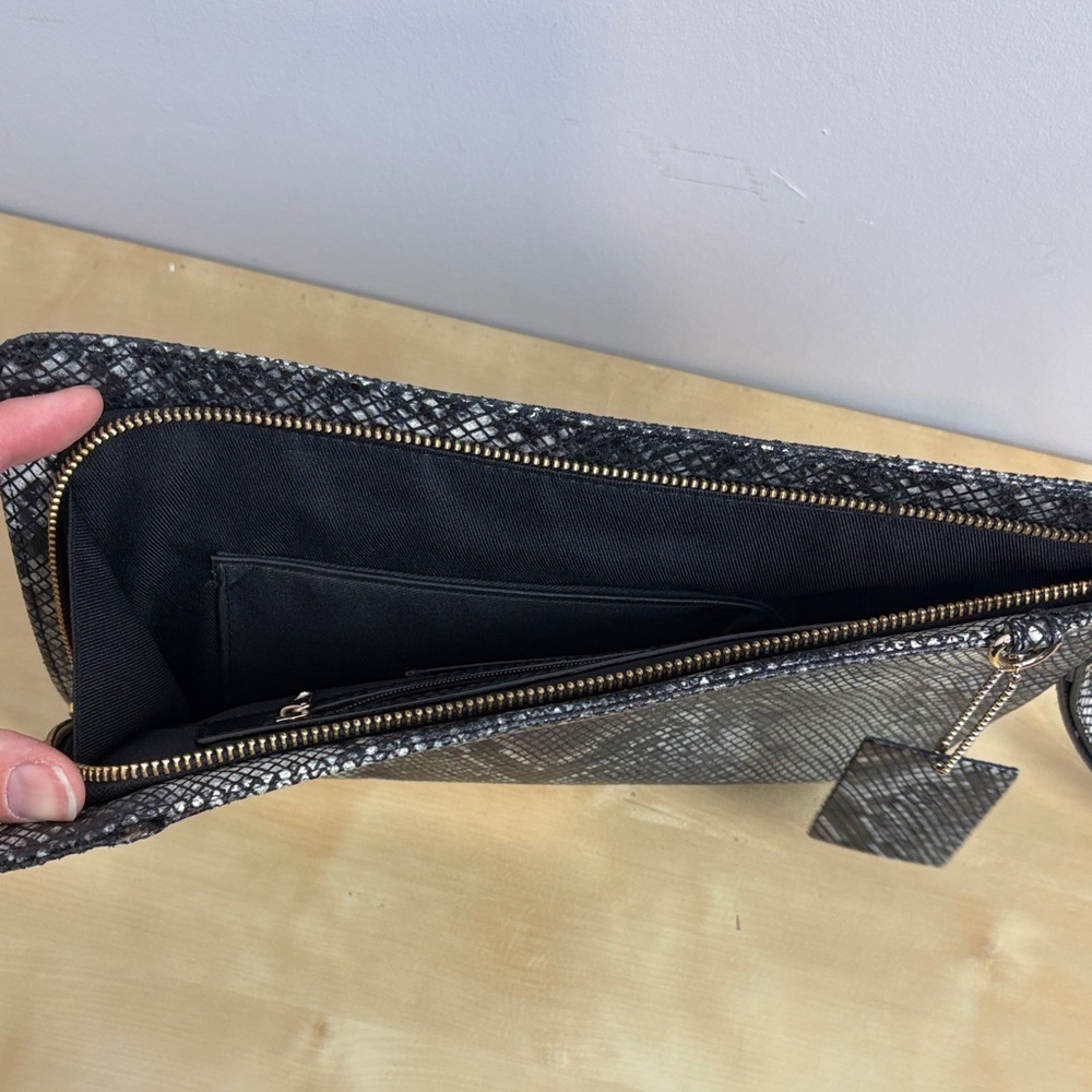 Danier leather Snakeskin oversized Wristlet - Picture 4 of 10